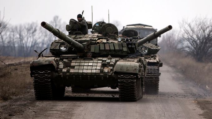 U Luhansku se skutečně střílí z těžkých zbraní, na straně ukrajinské armády jsem viděl tanky i děla, popisuje reportér Martin Novák z Ukrajiny. Lidé se prý připravují na zhoršení konfliktu.
