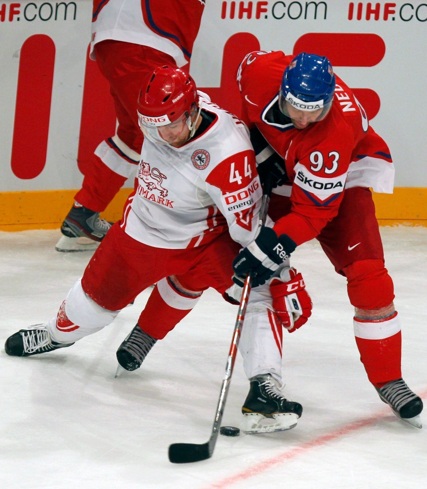 Petr Nedvěd a Nichlas Hardt v utkání MS v hokeji 2012 Česko - Dánsko