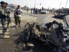 Násilnosti a výbuchy jsou v Iráku na denním pořádku i po volbách, které měly situaci stabilizovat. Vojáci americké a britské armády se mají zcela stáhnout až poté, co budou moci bezpečnost zajistit irácké jednotky