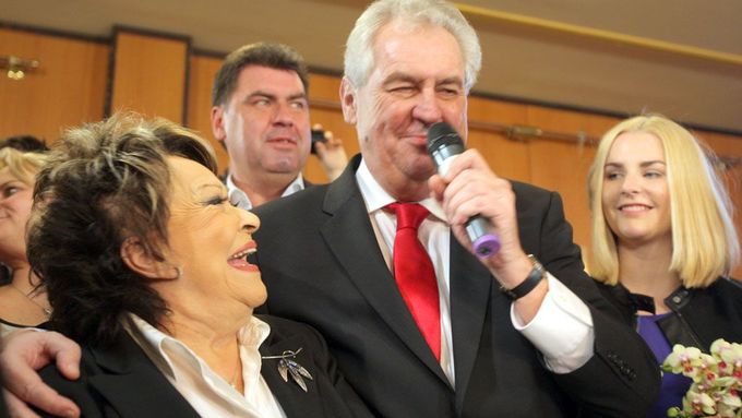 Miloš Zeman s Jiřinou Bohdalovou a svou dcerou Kateřinou po boku. Tyto dvě ženy mu podle jeho slov pomohly k vítězství