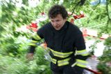 Královéhradečtí hasiči vyrazili s obří osmikolkou Tatra v úterý o půl deváté večer a do Kroměříže dorazili v jednu v noci. Od půl sedmé ráno už tu na různých místech pomáhali "hasit" povodně.