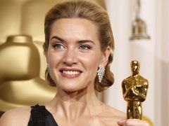 Kate Winsletová v roce 2009 se soškou Oscara, kterého jí vynesla hlavní ženská role ve snímku Předčítač.