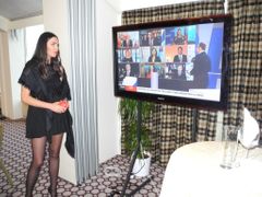 Dcera Jany Bobošíkové Jana sleduje zpravodajství během sčítání hlasů.