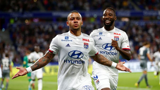 2. kolo francouzské ligy 2019/20, Lyon - Angers: Memphis Depay slaví třetí gól domácích.