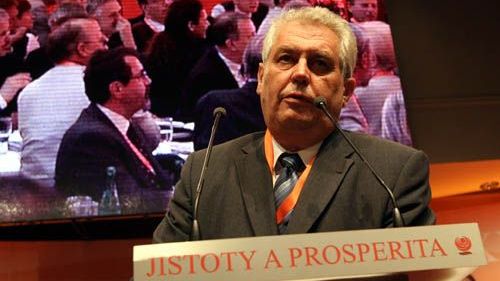 Trpaslíky, kteří kopou do kotníků, do vlády neberte, radí Miloš Zeman.