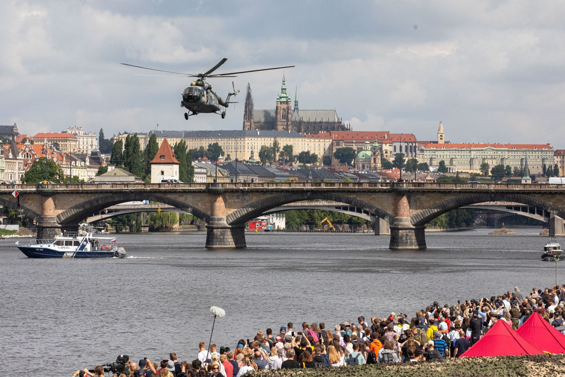 Armáda na Náplavce v Praze, 30 let výročí, vojáci, cvičení, děti, Náplavka