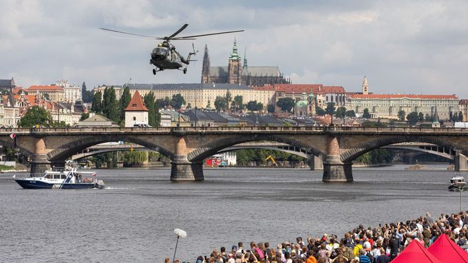 Skákání z vrtulníku do Vltavy i Tatra s minometem na náplavce. Armáda oslavila 30 let