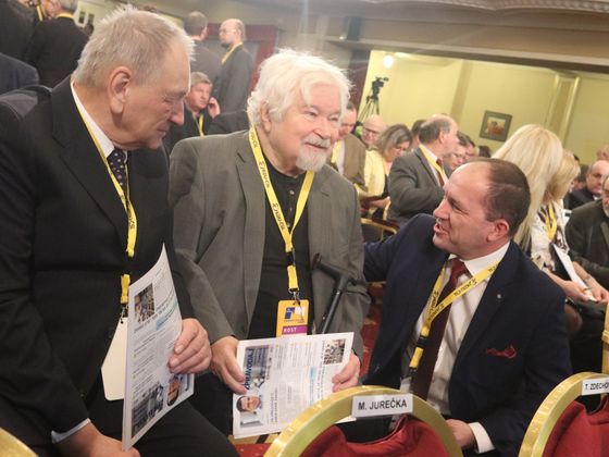 Petr Pithart s Markem Výborným a Janem Kasalem na lidoveckém sjezdu v Praze
