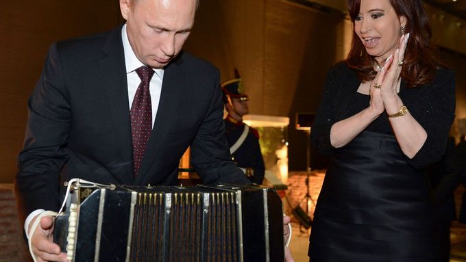 Tango argentino: Vladimir Putin hraje na harmoniku, Cristina Kirchnerová vytleskává rytmus.