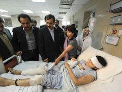 Pákistánský prezident Júsaf Gílaní (uprostřed) ná návštěvě nemocnine, kde se zotavují lidé zranění při výbuchu hotelu.