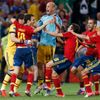 Španělští fotbalisté slaví vítězství v semifinálovém utkání Eura 2012 mezi Portugalskem a Španělskem.