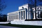 Fed zdůraznil slabší hospodářský růst, o zvýšení sazeb mlčí