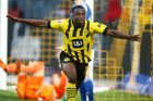 Youssoufa Moukoko slaví gól v dresu Dortmundu.