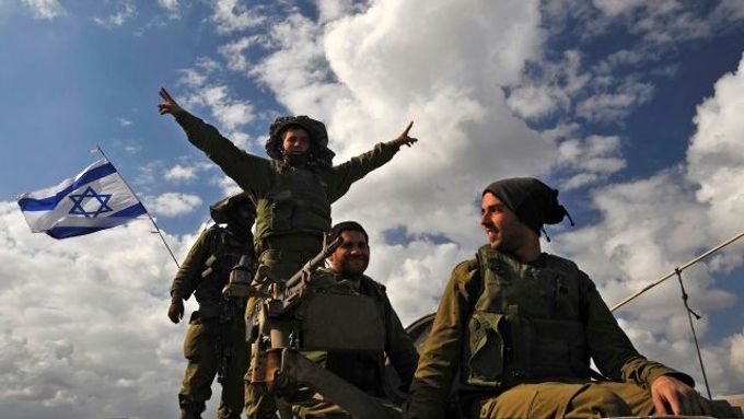 Izraelští vojáci slaví příměří