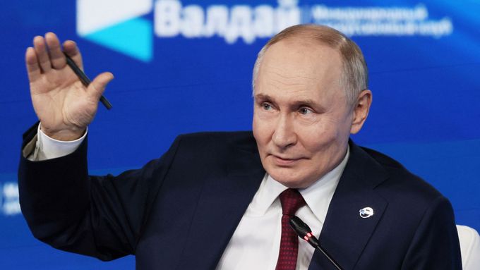 „Už je posílat nebudu.“ Putin vtipkoval o dronech, které narušily nebe nad evropskými letišti a vojenskými základnami (2. října 2025).