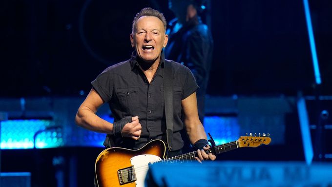 Bruce Springsteen začal středeční koncert s E Street Bandem skladbou No Surrender z roku 1984. Foto: ČTK/AP
