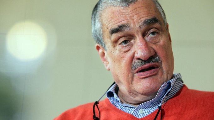 Ministr Schwarzenberg bere 146 tisíc měsíčně, jeho tři náměstci a generální sekretář si letos přišli na odměnách na téměř 300 tisíc.