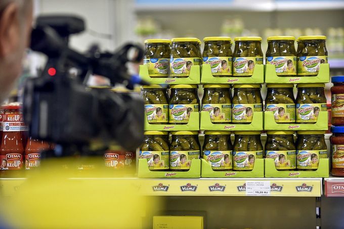 Potravinářská společnost Hamé a její láhve s nakládanými okurkami Znojmia. Snímek z roku 2017