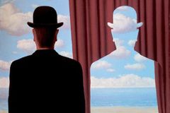 Dětsky důvěrný Magrittův svět vábí k myšlení očima