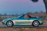 Brosnan ale začínal mnohem skromněji – v době, kdy film sponzorovalo BMW. Model Z3, který dneska seženete za pár desítek tisíc korun, se objevil ve filmu GoldenEye z roku 1995.