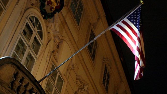 Americká vlajka na budově ambasády v Praze.