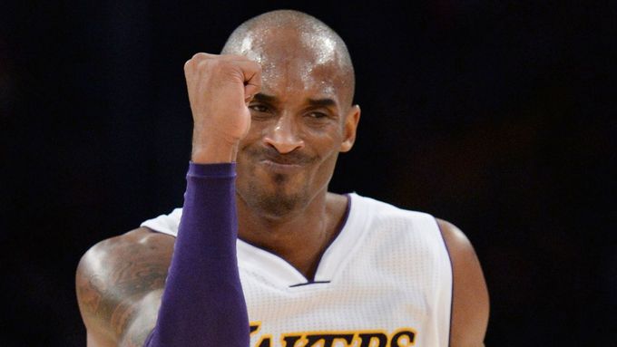Kobe Bryant slaví první výhru svých Lakers.