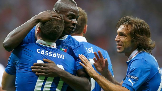 Cassano, Balotelli a Pirlo slaví gól v síti Německa.