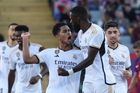 Jude Bellingham a Antonio Rüdiger slaví gól Realu v El Clásicu proti Barceloně
