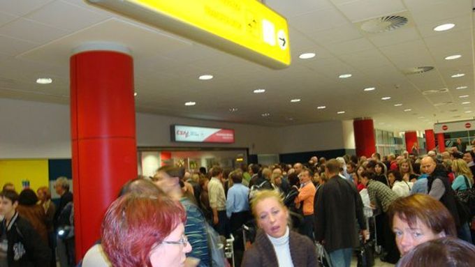 Únavné a mnohahodinové bylo čekání cestujících ze zrušených letů před transferovou přepážkou Českých aerolinií.