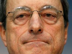 Mario Draghi, podle kterého je euro čmelák porušující fyzikální zákony. 