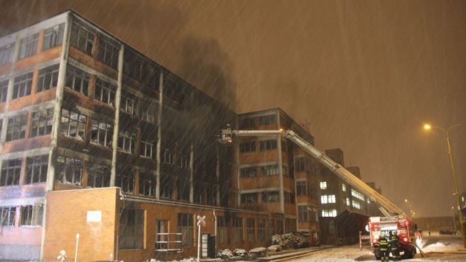 Budova v bývalém baťovském továrním areálu v centru Zlína, kterou v lednu zachvátil velký požár, bude zbourána.