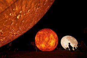 Foto: Brno rozzářily gigantické modely <strong>Slunce</strong>, Měsíce, Marsu a Země