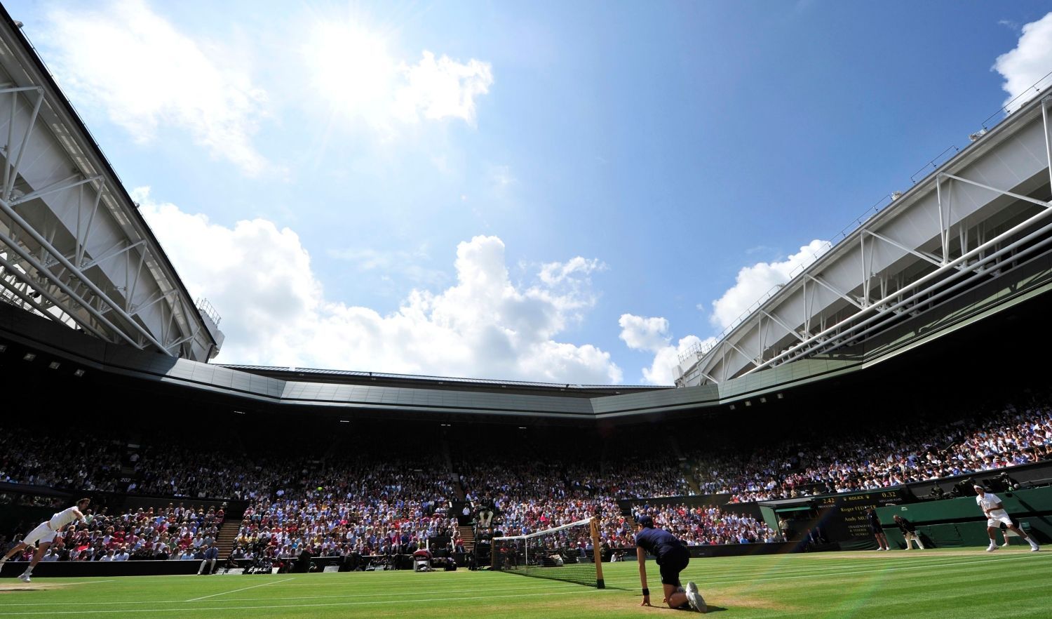 Britský tenista Andy Murray servíruje na Švýcara Rogera Federera ve finále Wimbledonu 2012.