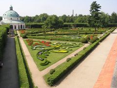 Květná zahrada, založená v druhé polovině 17. století je jedinečným příkladem raně barokní zahrady, v níž došlo k harmonickému propojení starších renesančních italských a západoevropských vzorů s nově se rodícím francouzským barokním prostorovým cítěním doby Ludvíka XIV. V roce 1664 přichází do Kroměříže biskup Karel II. z Lichtensteinu-Castelkorna s úmyslem vybudovat zde nové zámecké sídlo a zahradu. Pro uskutečnění svých představ povolal císařské architekty F. Lucheseho a G. P. Tencallu. Míra zachování původního kompozičního záměru činí Květnou zahradu zcela ojedinělou v širším evropském i světovém kontextu. Spolu se zámkem a Podzámeckou zahradou byla zapsána v roce 1998 na Seznam světového přírodního a kulturního dědictví UNESCO. Doprovodné akce 9. 6. 2012 od 11:00, 13:00, 15:00 komentované prohlídky zahrady na téma Voda v zahradě - historie, současnost a budoucnosti vodních hříček. V Rotundě (zahradním pavilonu) se koná výstava ACTIS EFFECTOR (Tvořeno světlem) propojující krásu historického interiérů a světelných efektů technologií 21. století (5. 6.- 26.8.2012). Text byl převzat ze stránek www.vikendotevrenychzahrad.cz  Více informací o uvedené zahradě můžete naleznout ZDE .