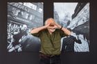 Národní galerie oživila Koudelkovy fotky z invaze, doprovází je zvuk střelby a křik