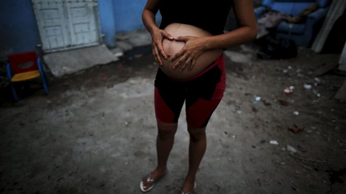 Ilustrační snímek těhotné ženy z brazilské favely.
