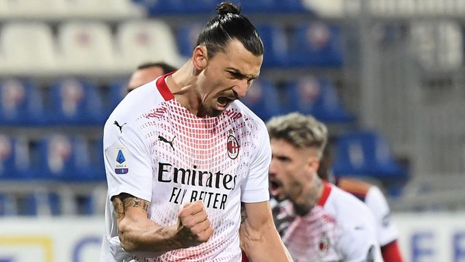 Zlatan Ibrahimovic slaví gól AC Milán na hřišti Cagliari.