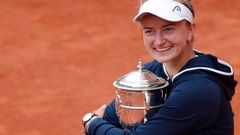 tenis, French Open 2021, Barbora Krejčíková po vítězství s trofejí