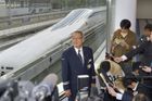 Tisková konference, na níž železniční společnost Central Japan Railway, která vozidla maglev vyvíjí, komentovala nový rekord. V pozadí je vidět vlak, který rekord zajel.