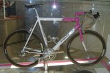 Kolo Pinarello Paris FP, na kterém Jan Ullrich v roce 1997 vyhrál Tour de France. K vidění je v muzeu v německém Sinsheimu.
