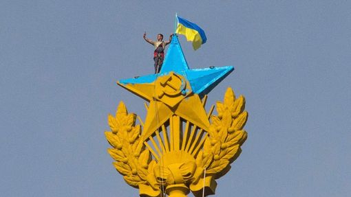 Aktivisté vyvěsili na jednom z moskevských mrakodrapů ukrajinskou vlajku.