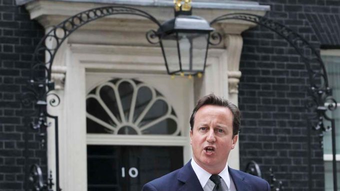 Britský premiér Cameron volá po přísných opatřeních, jež by napříště zabránila rabování.