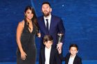 Ronaldo ukázal blonďatou přítelkyni, Messi manželku a děti. A poznáte slavné střelce?