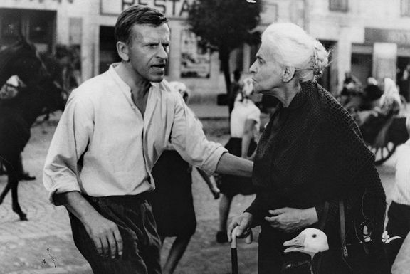 Jozef Kroner jako truhlář Tono Brtko a Ida Kamińska coby Rozálie Lautmannová, majitelka galanterního krámku ve filmu Obchod na korze.