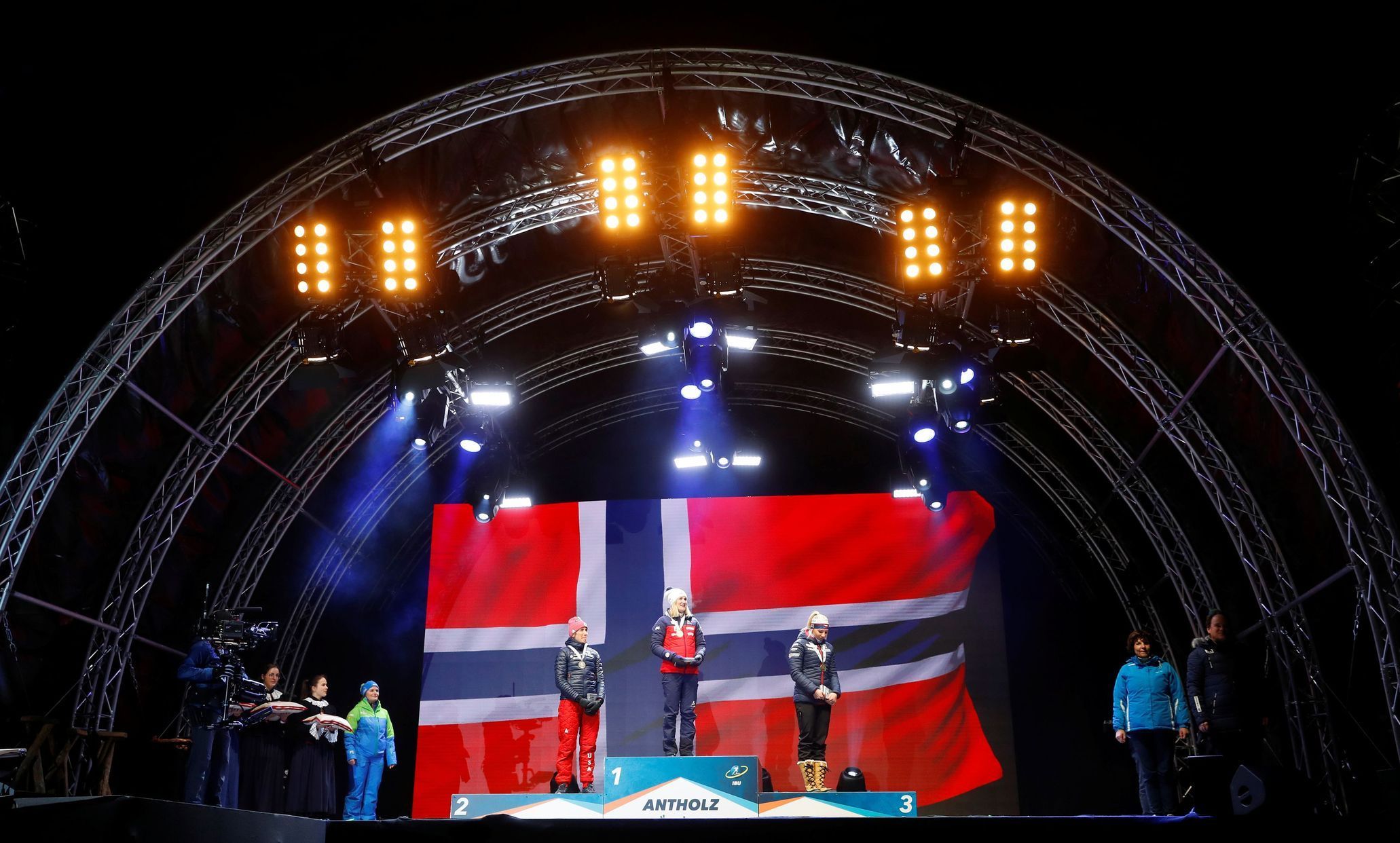 Susan Dunkleeová, Marte Olsbuová Röiselandová a Lucie Charvátová při ceremoniálu sprintu na MS 2020 v Anterselvě