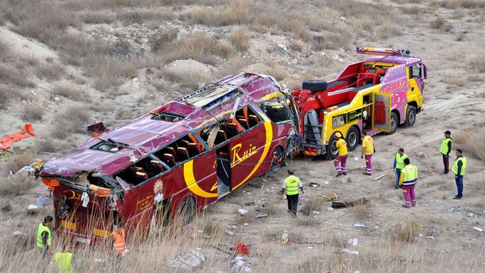 Záchranáři u havarovaného autobusu.