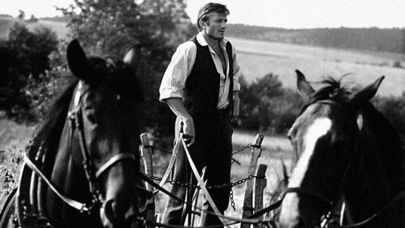 Legendární film režiséra Vojtěcha Jasného, který měl premiéru v roce 1969, se odehrává v malebné moravské vesnici v květnu 1945. Na snímku Radoslav Brzobohatý.