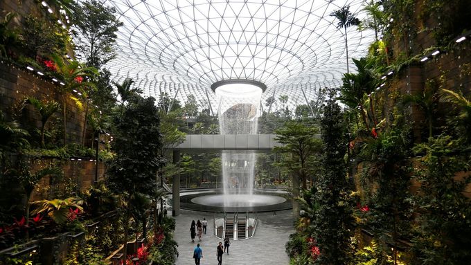 Ohromující vodopád i vlastní deštný les. V Singapuru se otevře nová část letiště