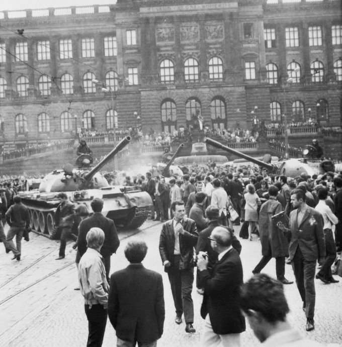 Srpnové události v pražských ulicích - sovětské tanky na Václavském náměstí