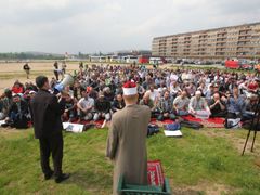Muslimové se v květnu modlili na Letné. Protest proti neadekvátnímu zásahu české policie v mešitě.